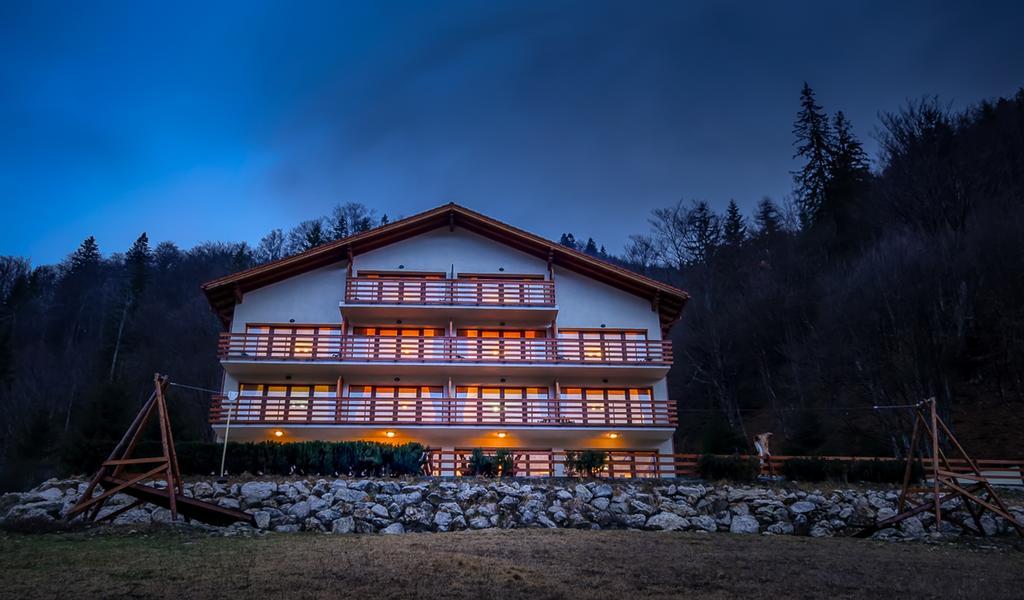 Panorama Pietrei Craiului Hotel Zărneşti Екстериор снимка